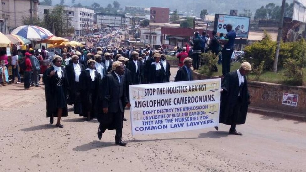 Photograph supplied for the study materials showing lawyers and a common-law banner. Exact date, photographer and individual identities were not independently established.